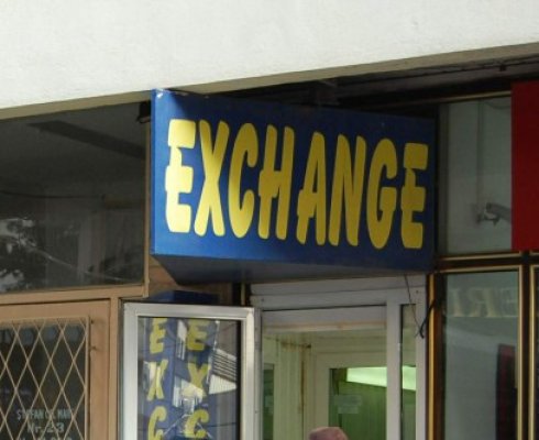 Euro a scăzut până la cota 4,35 lei